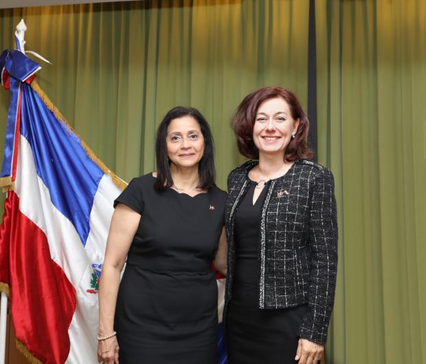Embajadora Lourdes Victoria Kruse y Sra Anita Dezso de la Asociacion de amistad dominico-hungara