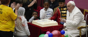 El papa celebra su 87 cumpleaños con una fiesta circense y rodeado de niños