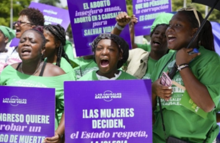 Decenas de personas protestan contra proyecto de Código Penal que excluye las 3 causales.