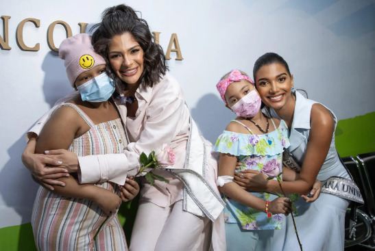 La Miss Universo nicaragüense Sheynnis Palacios visita a niños con cáncer en Santo Domingo