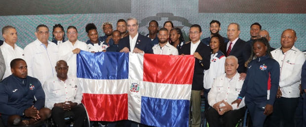 Presidente Abinader entrega la bandera nacional y despide una representación de 57 atletas dominicanos rumbo a las Olimpiadas de París 2024.