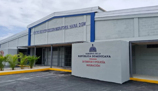 Migración inaugura edificio 'más humano' para retención de indocumentados.