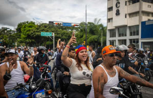 Cientos de motoristas protestan en Caracas contra los resultados de las presidenciales