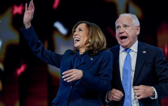 Kamala Harris (I) y el gobernador de Minnesota, Tim Wal.