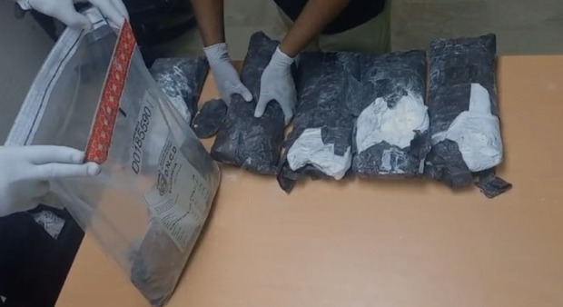 Decomisan 2.3 kilos de cocaína.