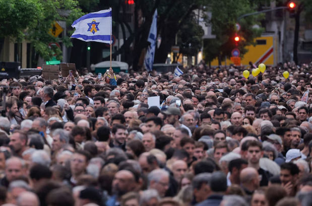 Personas se manifiestan en apoyo a Israel.