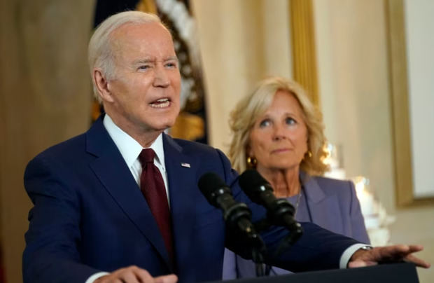 El presidente de Estados Unidos, Joe Biden, acompañado por la primera dama Jill Biden.