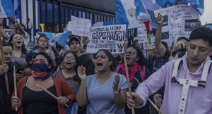Miles de guatemaltecos celebran con esperanza el aniversario de su revolución de 1944