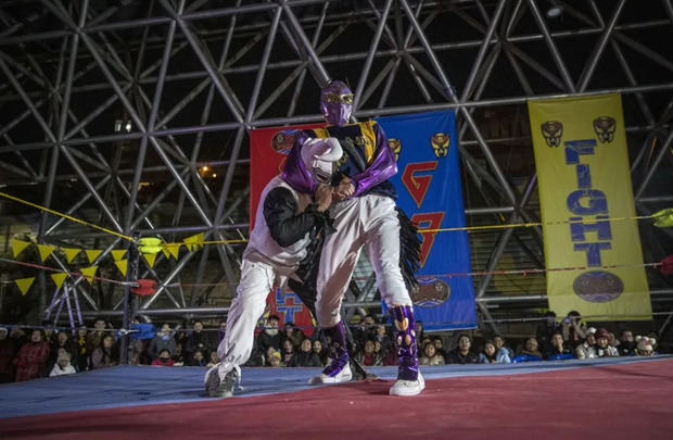 Luchadores participan de la Larga Noche de los Museos.