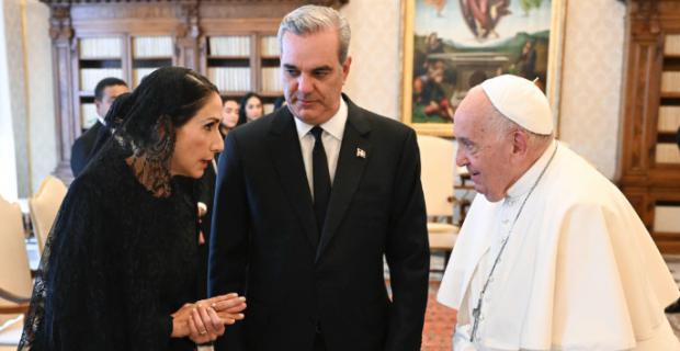 Papa Francisco felicita al presidente Abinader por su reelección