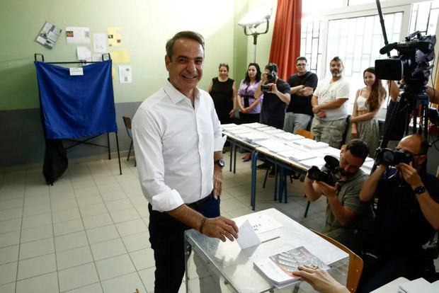El primer ministro y de Grecia, el conservador Kyriakos Mitsotakis, depositando su voto en un colegio electoral en Atenas.