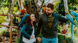 Fotografía cedida por Jungle Island donde se ve a una pareja mientras disfruta un paseo en el parque acuático Jungle Splash, en Miami Beach.
