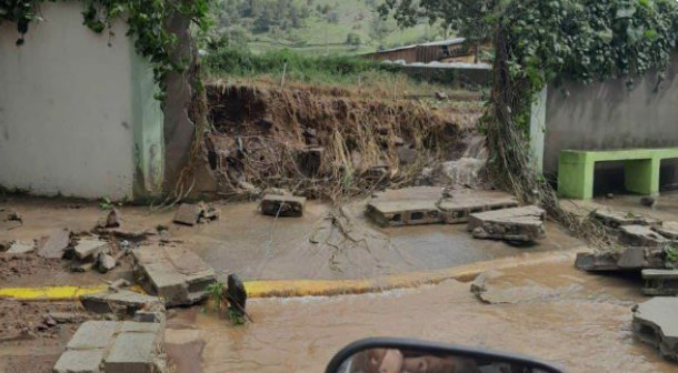 Mujer muere en Constanza tras caerle una pared por las inundaciones.