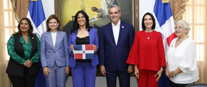 Presidente Abinader recibe a Thais Herrera en el Palacio Nacional.