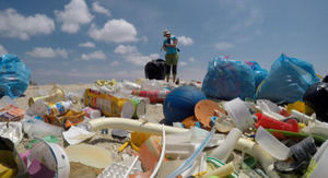 Restos de basura recogidos en la playa de Camposoto (España). 