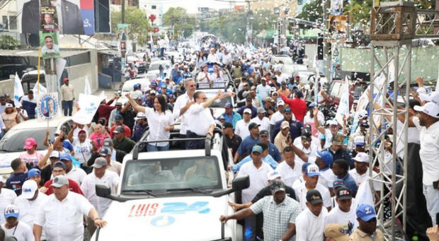 Presidente Abinader encabeza marcha caravana.