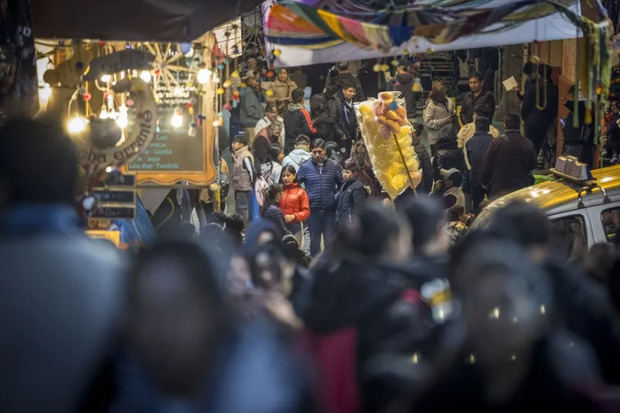 Personas participan de la Larga Noche de los Museos, este sábado en La Paz (Bolivia). 