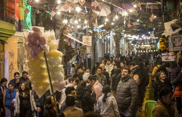 Personas participan de la Larga Noche de los Museos, este sábado en La Paz (Bolivia).