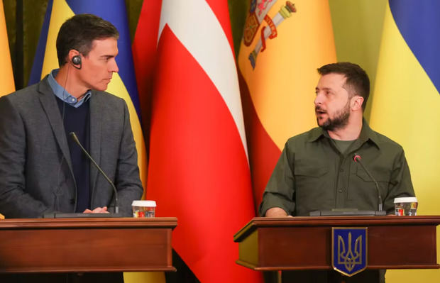 Pedro Sánchez (i), y el presidente de Ucrania, Volodímir Zelenski, durante la rueda de prensa conjunta.