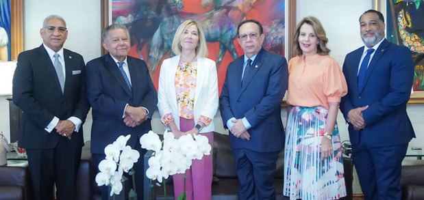 Gobernador Valdez Albizu recibe a María Valldecabres de la Fábrica Nacional de Moneda y Timbre de España.