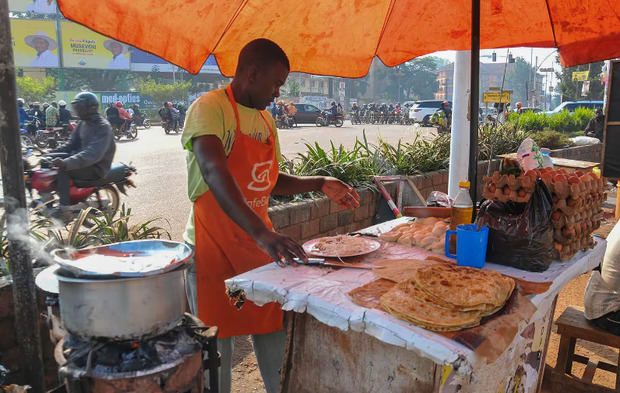 Un vendedor de chapati en la capital ugandesa, Kampala.