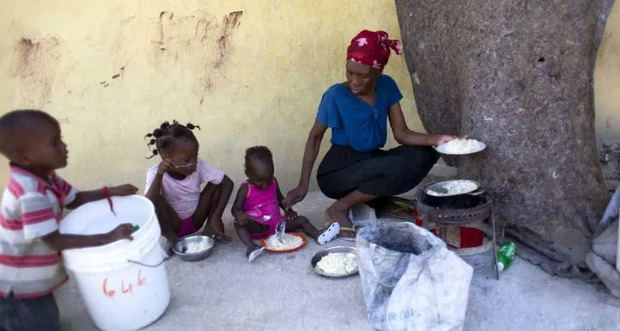 En la Cocina Central del Programa Mundial de Alimentos (PMA) en la capital de Haití decenas de personas trabajan a contrarreloj para combatir el hambre.