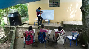 Precariedad en escuelas rurales dominicanas: desde escasez de espacio a posibles derrumbes