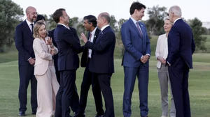 Cena en un castillo y banderas en paracaídas, los líderes del G7 se relajan en Italia.