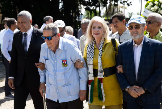 El comandante cubano Delio Gómez Ochoa (2-i), único superviviente aún vivo de las expediciones de 1959, asiste a un homenaje a los héroes revolucionarios.