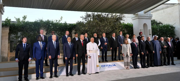 El Papa Francisco participa con los líderes del G7 y líderes estatales en el segundo día de la cumbre del G7, en Borgo Egnazi. 