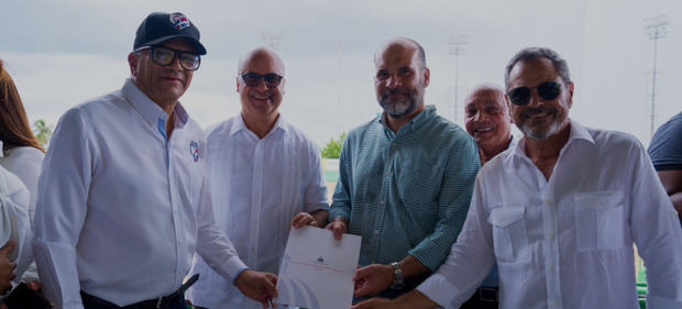 Gobierno entrega RD 84 millones como primera partida para remodelar el Estadio Tetelo Vargas.