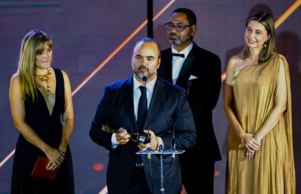 Geancarlos Beras Goico recibe el Premio La Silla como representante de la Mejor Película. 