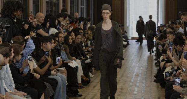 Pase de la colección de primavera-verano 2025 de Ziggy Chen durante la Semana de la Moda de París.