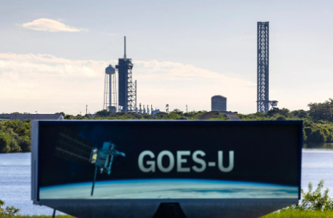 El Complejo de Lanzamiento 39A se ve detrás del reloj del Sitio de Prensa de la NASA sin el cohete SpaceX Falcon Heavy, que se supone que llevará la misión GOES-U de la NASA.