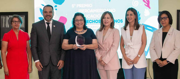 La directora-fundadora del Museo Memorial, Luisa de Peña Díaz, recibe la premiación.