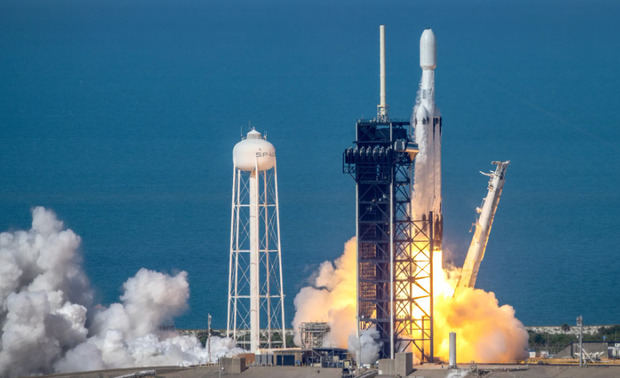La misión GOES-U de la NASA en un cohete SpaceX Falcon Heavy se eleva desde el complejo de lanzamiento 39A en Cabo Cañaveral en el Centro Espacial Kennedy de la agencia en Florida.