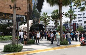 Evacuan Downtown Center tras percibirse olor a gas