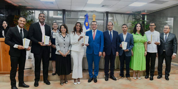 IESPEC, brazo académico de la JCE, premia a estudiantes universitarios por su participación en concurso de ensayo sobre democracia e identidad.