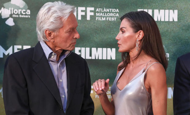 La reina Letizia conversa con el actor estadounidense Michael Douglas a su llegada a la gala de clausura del Atlántida Mallorca Film Fest celebrada este domingo en la capital balear.