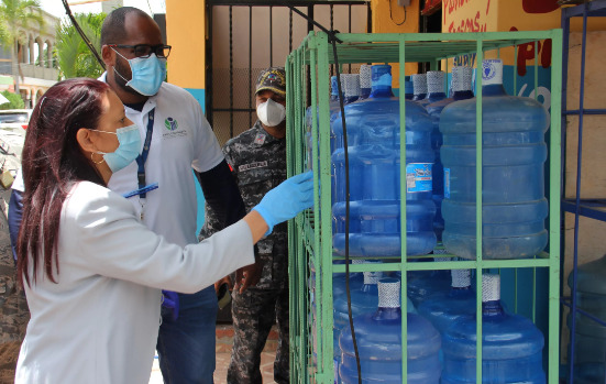 Establecen un plazo de 90 días para proteger los botellones de agua de los rayos del sol.