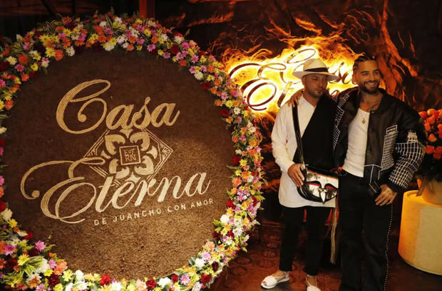 El cantante colombiano Maluma posa para una fotografía junto a un silletero durante la inauguración de su restaurante 'Casa Eterna'.