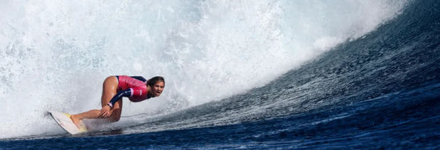 Caroline Marks, de EE.UU., en acción durante los cuartos de final femeninos de las competiciones de Surf en los Juegos Olímpicos de París 2024, en Teahupo’.