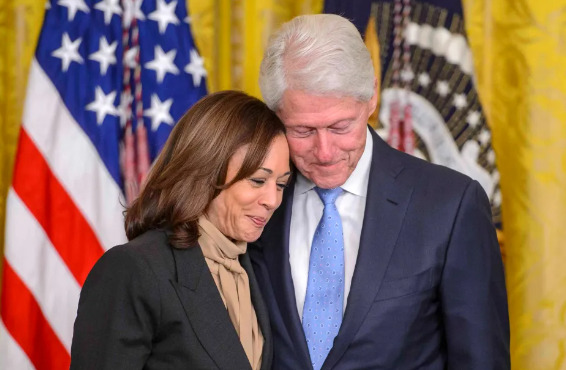 Kamala Harris junto al expresidente estadounidense Bill Clinton.