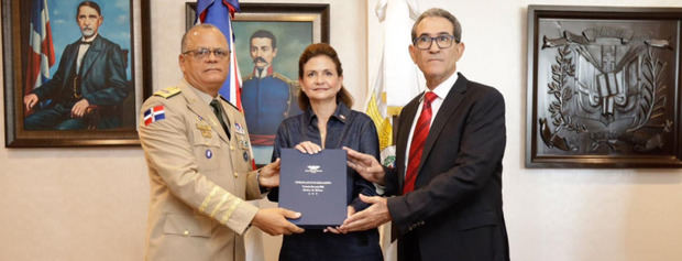 Vicepresidenta Raquel Peña posesiona al nuevo ministro de Defensa.