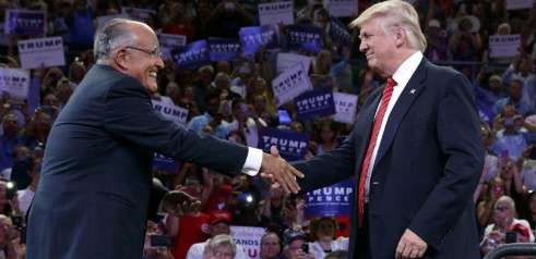Rudy Giuliani junto a Donald Trump.