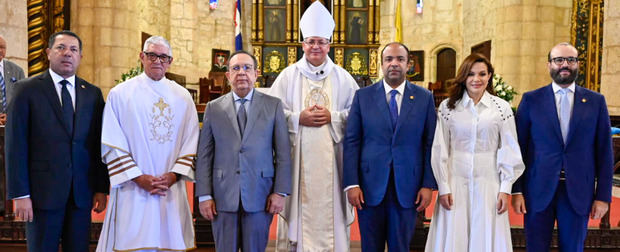 Misa de acción de gracias, presidida por monseñor Amable Durán, obispo auxiliar de Santo Domingo; a su izquierda, el administrador general de la entidad financiera, Samuel Pereyra.
