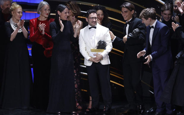 El realizador Juan Antonio Bayona acompañada por el equipo de la película ´La sociedad de la nieve´ tras recibir el Goya a ´Mejor película´.
