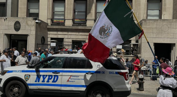 Mexicanos residentes en Nueva York asisten a votar en las elecciones generales de su país.