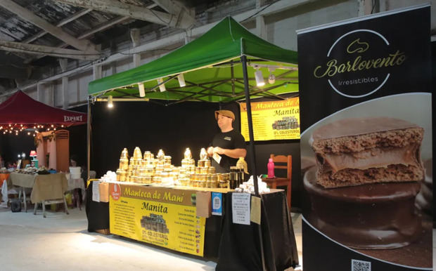 Personas participan durante la segunda Feria Internacional del Alfajor en Fray Bentos (Uruguay). 