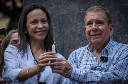 El candidato presidencial de la principal alianza opositora de Venezuela, Edmundo González Urrutia (der.), asiste a un acto de oración junto a la líder antichavista María Corina Machado en Caracas (Venezuela).